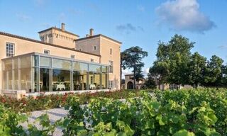 Château Lafaurie-Peyraguey mit Restaurant im Glaskubus, designed von Mario Botta. (Bild: Agi Simoes & Reto Guntli, zVg)