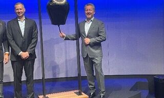 Martijn Rozemueller an der Glocke bei der «Ring the Bell«-Zeremonie in der SIX. (Bild: finews.ch)