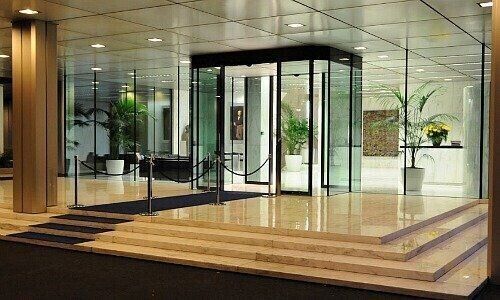 Eingang zum Sitz der Rothschild & Co Bank in Zürich