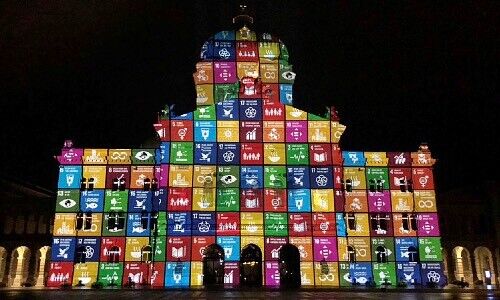 Uno-Nachhaltigkeitsziele projeziert auf das Bundeshaus, Bern (Bild: «Rendez-vous Bundesplatz»)