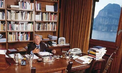 Tito Tettamanti in seinem Haus in Castagnola TI, im Jahr 2002 (Bild: Keystone)