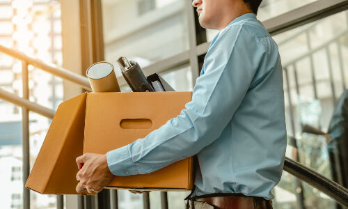 Die Bye-bye-box füllen und dann weg: Dem Finanzplatz Schweiz droht eine weitere Kündigungswelle. (Bild: Shutterstock)