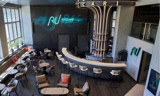 Bar-Bereich der Zürcher Racing-Unleashed-Lounge. (Bild: zVg)