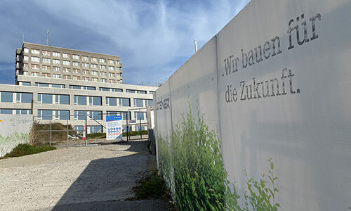 Die stillgelegte Baustelle beim Spital Wetzikon: Wie viel sind diese Liegenschaften wert? (Bild: finews.ch) 