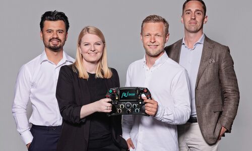 Kevin Magnussen (3.v.l.) mit Adhika Lang, Marion Willam und Frank Muggli von Racing Unleashed. (Bild: zVg)