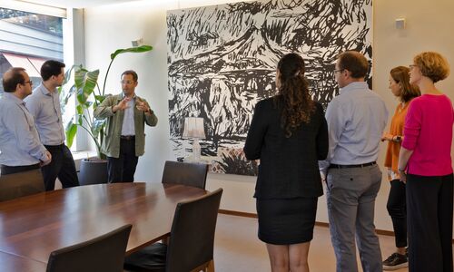 Kunstführungen in der Bank Rothschild mit Kurator Jonathan Levy (Bild: Rothschild & Co)