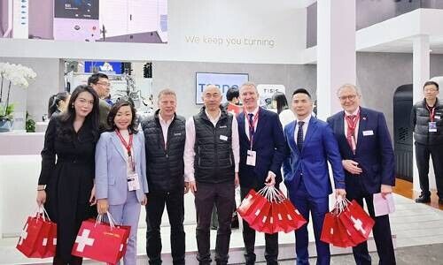 Delegierte von CCB Switzerland mit Schweizer Messeteilnehmern, Schanghai (Bild: CCB)