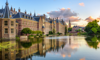 Schloss Binnenhof am Hofvijver See in Den Haag (Bild: Unsplash)