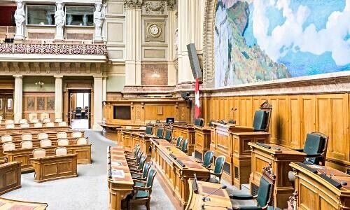 Nationalrats-Saal, Bundeshaus Bern (Bild: Unsplash / Zum Profil von Hansjörg Keller Hansjörg Keller)