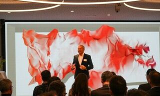 Inventx-Mitgründer Gregor Stücheli vor 12 Millionen LED-Punkten. (Bild: zVg)