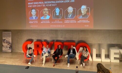 Panel von Blockchain-Innovatoren diskutiert Dezentralisierung, mit Jan Canemisch, CTO von Dfinity, in der Mitte. (Bild: finews.ch)