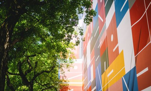 Installationsansicht von Nigel Peake, On and Around, 2024 (Bild: Vaudoise)