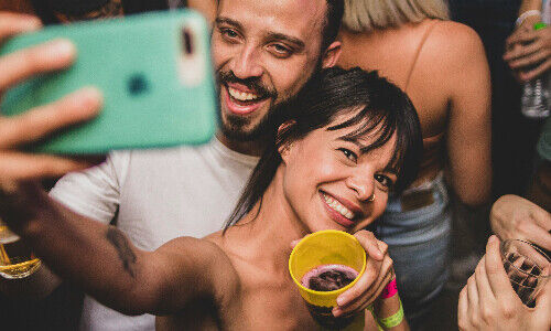 Junge Leute in Brasilien (Bild: Abstral Official, Unsplash)