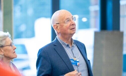 WEF-Gründer Klaus Schwab mit Ehefrau Hilde am WEF 2025 in Davos. (Bild: World Economic Forum/Thibaut Bouvier)