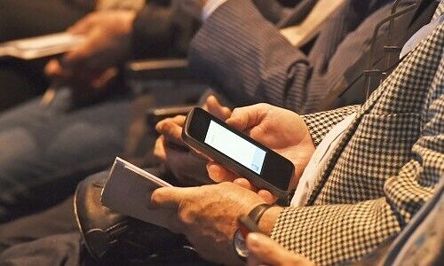 CS-Aktionäre an einer Generalsversammlung (Bild: Keystone)