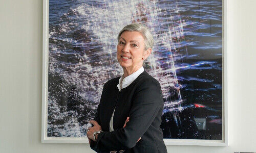 Karin Ruckstuhl davanti alla fotografia «Silver Sands Beach» di Eva O'Leary (Immagine: Vontobel)