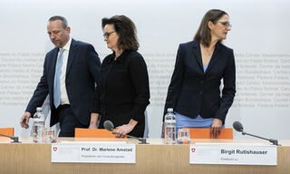 Thomas Hirschi, Marlene Amstad und Birgit Rutishauser, allesamt von der Finma (Bild: Keystone)
