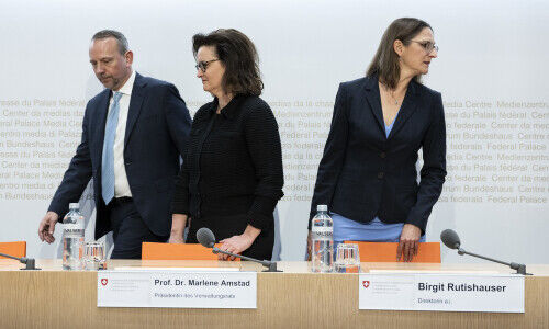 Thomas Hirschi, Marlene Amstad und Birgit Rutishauser, allesamt von der Finma (Bild: Keystone)