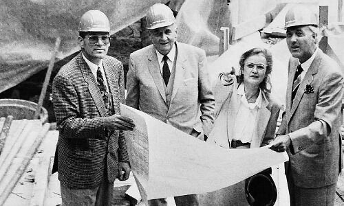 Thomas Grossenbacher und Robert Holzach (beide SBG, heute UBS) sowie Architektin Tilla Theus und Generalunternehmer Peter Steiner (v.l.n.r)