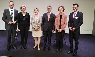 NR Hans-Peter Portmann, NR Doris Fiala, Moderatorin Esther Girsberger, BR Ignazio Cassis, Monika Rühl, Economiesuisse, Jörg Gasser, Bankiervereinigung (von links) 