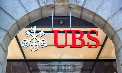 Die Ratingagentur Fitch hat den Ausblick für die UBS angehoben. (Bild: Shutterstock)