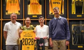 Von links nach rechts: Daniel Marti (Head of Marketing, YB), Sonia Milici (Head of Marketing & Sales, Yuh), Franziska Schild (General Managerin, YB Frauen), Markus Schwab (CEO, Yuh). (Bild: zVg)