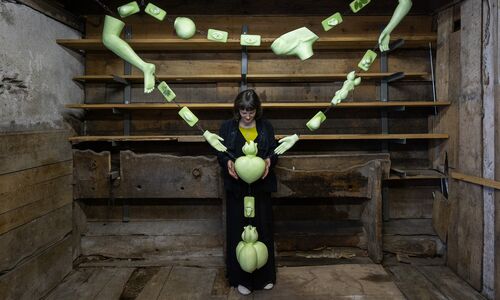 Installation im Pfisterhuesli, Johanna L. Dobrusskin, Pimpernuss 2024 (Bild: Michael Calabrò)