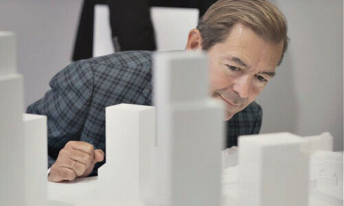 Pictet-Partner Rémy Best betrachtet die Details des Architektur-Modells