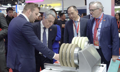 Bundesrat Ignazio Cassis auf der CMIT mit Bo Wang, Generalmanager CCB Zurich Branch und Christoph Blättler, Ressortleiter Werkzeugmaschinen Swissmem. (Bild: zVg)