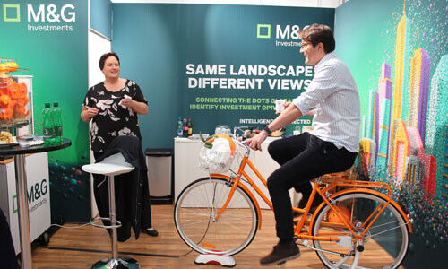 Strampeln für einen Orangensaft am Stand von M&G