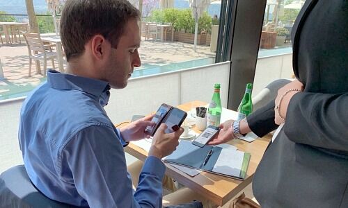 Lucas Betschart beim Bezahlen im Hotel Dolder in Zürich