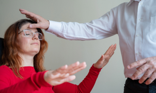 Ein ehemaliger Bellevue-Veteran hat eine Firma für Hypnosetherapien in Baar gegründet. (Symbolbild: Shutterstock)