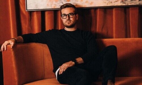 Beherrscht viele Register: «Choupette»-Gastgeber Dino Schön. (Bild: zVg)