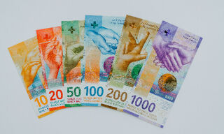 Schweizer Banknoten (Bild: Claudio Schwarz, Unsplash)