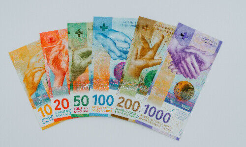 Schweizer Banknoten (Bild: Claudio Schwarz, Unsplash)