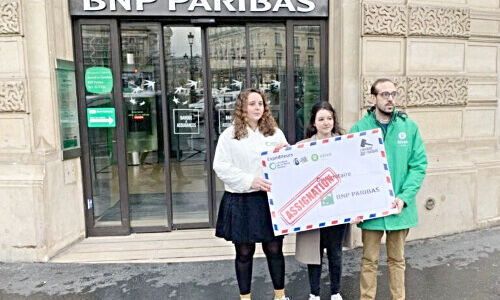 NGO-Vetreter vor Filialen von BNP Paribas (Bild: Les Amis de la Terre)