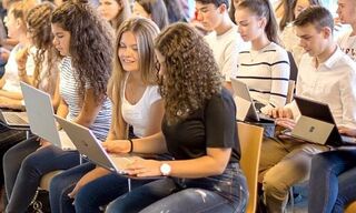 Berufseinsteigerinnen und -einsteiger im Banking (Bild: CYP)