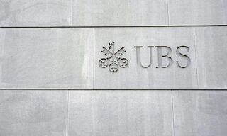 Die Grossbank muss sich vor einem Gericht in Paris verantworten. (Bild: Shutterstock)