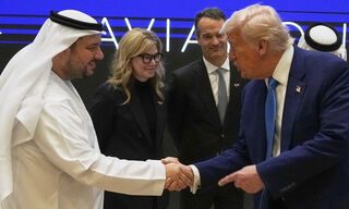 Trump bei einem Treffen mit Geschäftsleuten in Abu Dhabi. (Bild: Keystone)
