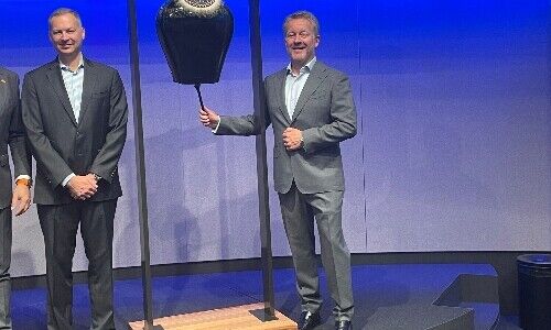 Martijn Rozemueller an der Glocke bei der «Ring the Bell«-Zeremonie in der SIX. (Bild: finews.ch)