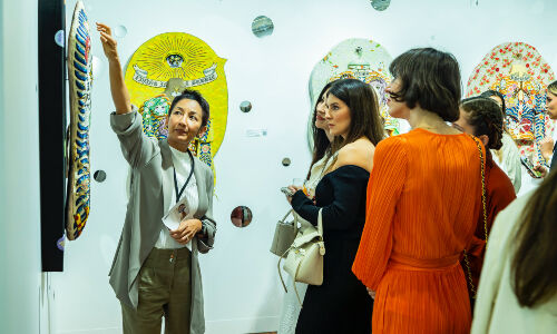 Der Kunstmarkt verändert sich, hier Impression von der Volta Basel von 2024. Junge Sammler wollen Kunst nicht mehr nur erwerben, sondern Teil davon sein. (Bild: Nicholas Winter Photography)