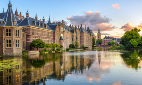 Schloss Binnenhof am Hofvijver See in Den Haag (Bild: Unsplash)