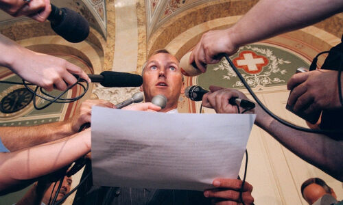 13. August 1998: Der Chef der Task-Force «Schweiz – Zweiter Weltkrieg», Botschafter Thomas Borer, gibt das Agreement zwischen den Sammelklägern und den Schweizer Banken bekannt. (Archivbild: Keystone)