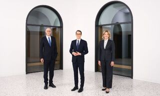 Das Trio, das über die Schweizer Geldpolitik entscheidet: Martin Schlegel (Mitte) mit Antoine Martin und Petra Tschudin. (Bild: SNB)