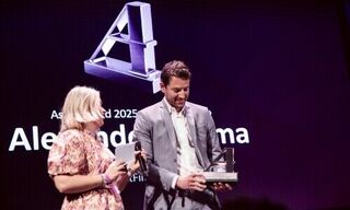 Preisgekrönt: Alexander Thoma (r) mit Noëlle Dettwyler von AssetRush. (Bild: zVg)