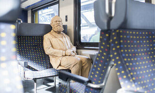 Alfred-Escher-Statue von Inigo Gheyselinck in einem SBB-Zug (Bild: Keystone)