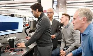 Grossbanker bei der Adressen-Migration (Bild: Linkedin/UBS)