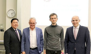 Vitalik Buterin (zweiter von rechts)