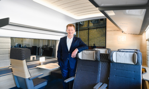 Dr. Richard Lutz, Vorstandsvorsitzender DB AG, im Mockup des ICE 1. Klasse Abteils